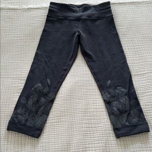 Lululemon Size 4 Acro Crop Capri Leggings Silicon Peacock Feather Grip Cuff Gray